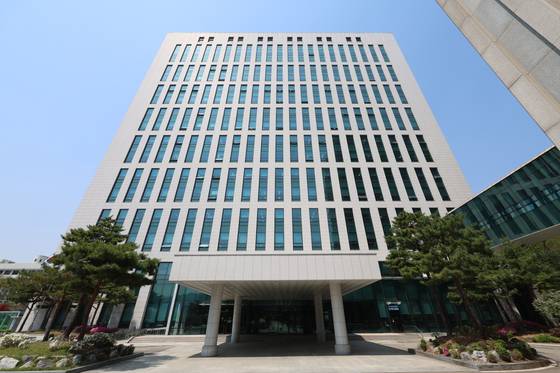 김건희 여사의 도이치모터스 주가조작 의혹을 재수사 중인 서울고검이 이번주 블랙펄인베스트먼트 전 임원 민모씨에게 소환을 통보했다. 연합뉴스