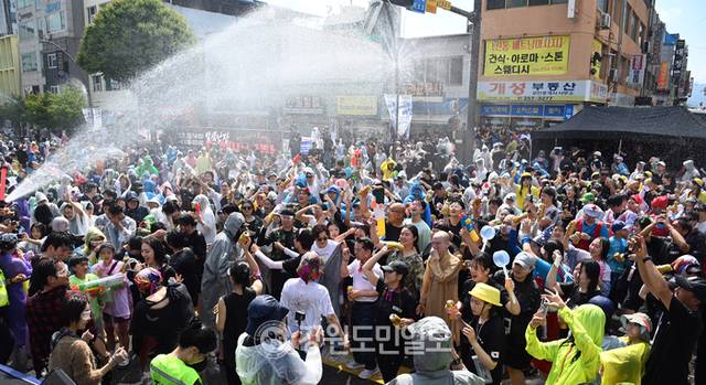 ▲ 2025 춘천마임축제 아수라장이 25일 춘천 중앙로 일대에서 열려 시민들이 축제를 즐기고 있다. 방도겸 기자