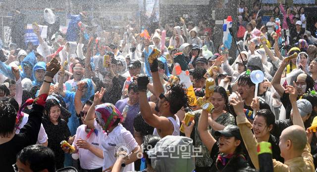 ▲ 2025 춘천마임축제 아수라장이 25일 춘천 중앙로 일대에서 열려 시민들이 축제를 즐기고 있다. 방도겸 기자