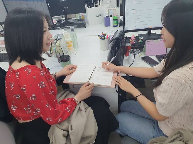 소민이 대리(왼쪽)와 안보라 대리가 업무 회의를 하고 있다. 성남=윤현주 기자