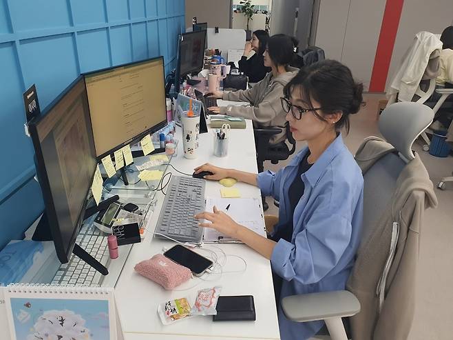 이시아 대리가 일본 마케팅 업무를 수행하고 있다. 성남=윤현주 기자