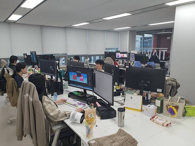 디자인팀 직원들이 광고 배너를 제작하고 있다. 성남=윤현주 기자