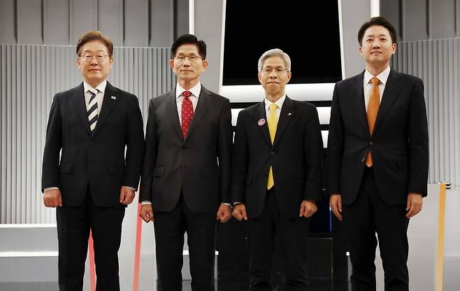 이재명 더불어민주당(왼쪽부터), 김문수 국민의힘, 권영국 민주노동당, 이준석 개혁신당 대통령 후보가 23일 서울 영등포구 KBS본관 스튜디오에서 중앙선거방송토론위원회 주관 제21대 대통령선거 2차 후보자 토론회 시작에 앞서 기념 촬영을 하고 있다./사진=뉴스1