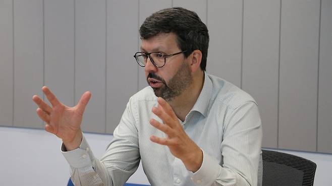 바트 삽 유미코아 대표(CEO)가 지난 23일 한국경제신문과 인터뷰 하고 있다. 유미코아 제공.