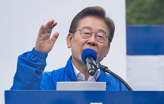 이재명 더불어민주당 대통령 후보가 24일 오후 경기도 시흥시 배곧아브뉴프랑센트럴광장에서 시민들에게 지지를 호소하고 있다. / 사진=뉴스1