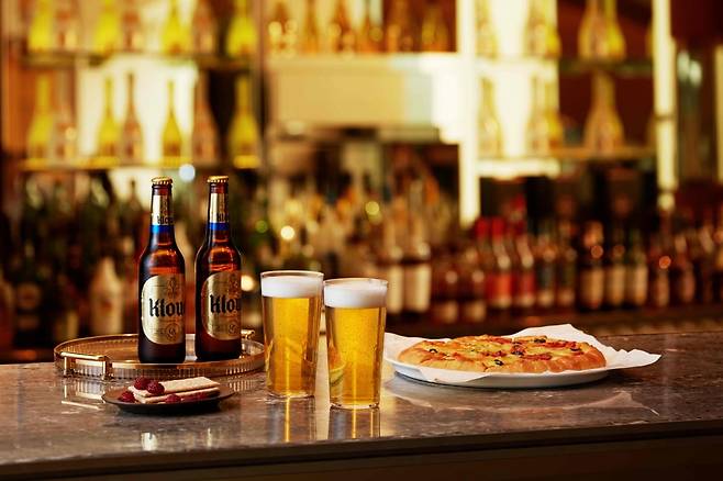 클럽라운지 & 바에서 즐길 수 있는 ‘피맥세트’. 사진=워커힐 호텔앤리조트