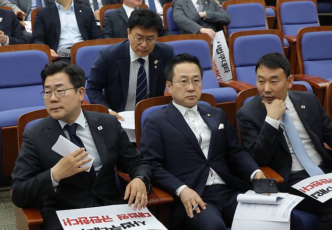 대법원이 이재명 더불어민주당 대선후보의 공직선거법 위반 혐의 2심 무죄판결을 파기 환송한 5월 1일 서울 여의도 국회에서 열린 민주당 긴급의원총회에서 박찬대 당대표 직무대행 겸 원내대표(왼쪽부터), 박성준, 김용민 원내수석부대표가 굳은 표정을 짓고 있다.  |연합뉴스