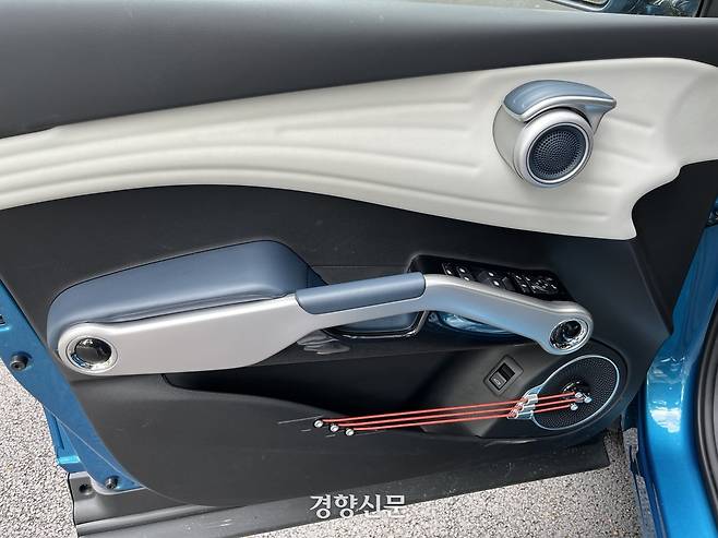 도어 포켓에 달린 줄을 두드리니 ‘두둥’ 하고 소리를 낸다. 권재현 선임기자