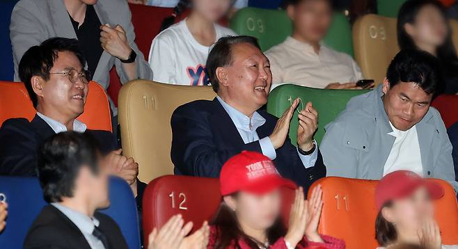 윤석열 전 대통령이 21일 서울 메가박스 동대문에서 영화 ‘부정선거, 신의 작품인가’ 관람을 마친 뒤 박수를 치고 있다. 왼쪽부터 이영돈 PD, 윤 전 대통령, 전한길 전 한국사 강사. 연합뉴스