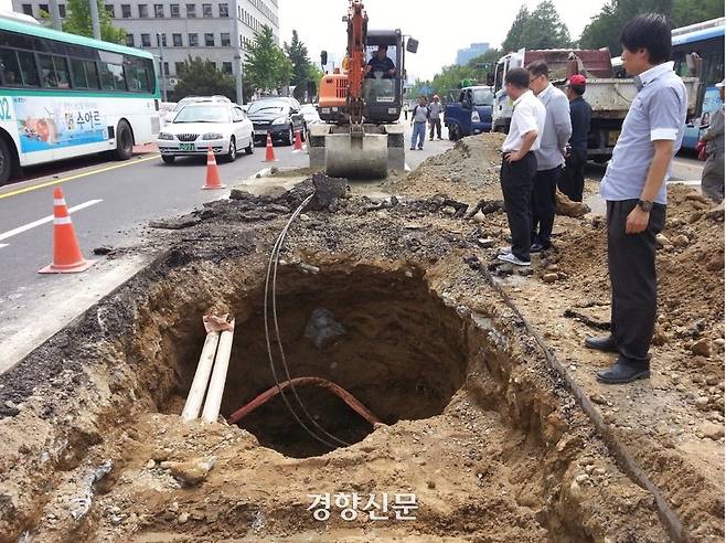 지난 2014년 6월 서울 여의도 국회의사당 앞 도로 일부가 내려앉아 당국이 복구작업을 벌이고 있다. 이날 지반 침하 사고는 노후화된 하수관로가 파손되면서 발생했다. 경향DB