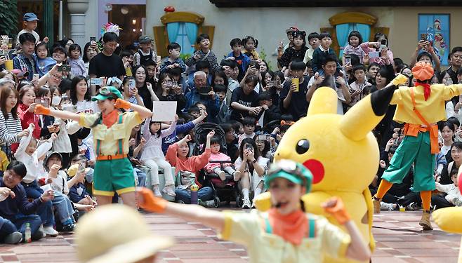 지난 4일 서울 송파구 롯데월드 어드벤처에서 방문객들이 퍼레이드 공연을 관람하고 있다. 연합뉴스