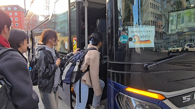 독일 뮌헨에 사는 유권자들이 지난 24일 제21대 대통령 재외선거에 참여하기 위해 뮌헨에서 프랑크푸르트로 가는 단체 버스에 타고 있다. 뮌헨 한인회 제공