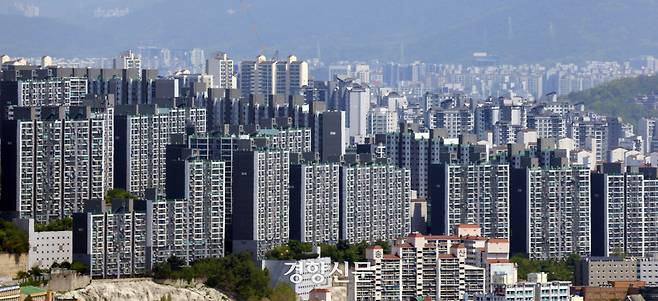 지난  4일 서울 남산에서 바라본 강북 지역의 아파트 단지. 서성일 선임기자