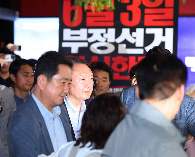 윤석열 전 대통령이 지난 21일 서울 메가박스 동대문에서 다큐멘터리 영화 <부정선거, 신의 작품인가>를 관람한 뒤 영화관을 나서고 있다. 연합뉴스