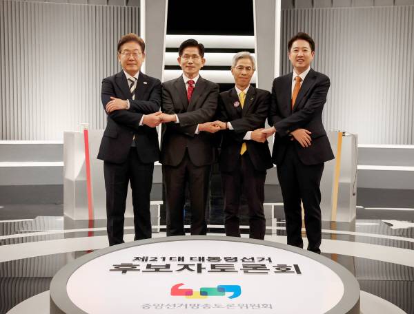 더불어민주당 이재명, 국민의힘 김문수, 민주노동당 권영국, 개혁신당 이준석 대선후보가 지난 23일 서울 영등포구 여의도 KBS 스튜디오에서 열린 제21대 대선 2차 후보자 토론회 시작에 앞서 기념 촬영을 하고 있다. 국회사진기자단 제공