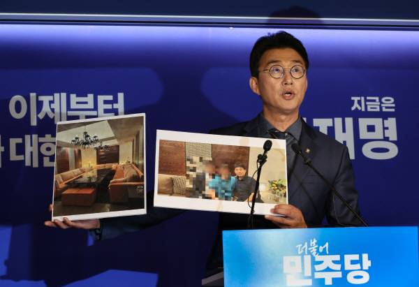 더불어민주당 노종면 선대위 대변인이 지난 19일 서울 여의도 당사에서 “윤석열 전 대통령의 내란 혐의 사건 재판장인 지귀연 서울중앙지법 부장판사가 유흥업소에서 접대받았다”는 의혹을 제기하며 관련 사진을 공개하고 있다. 연합뉴스