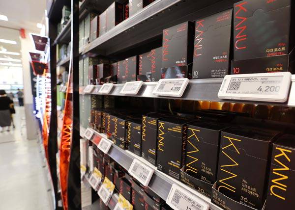 서울의 한 대형마트에 진열된 동서식품의 커피 제품. 연합뉴스