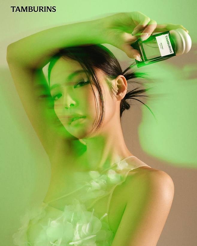 Jennie poses for Tamburins Perfume Bottari. (Tamburins instagram)