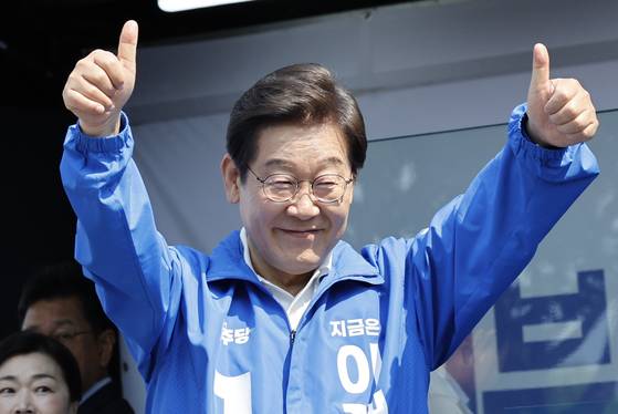 Lee Jae-myung, presidential candidate of the Democratic Party, poses at Dangjin Traditional Market in South Chungcheong on May 25. [NEWS1]