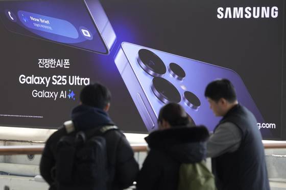 A screen advertising of Samsung Electronics' Galaxy S25 Ultra phone, with artificial intelligence capabilities, is seen at the Seoul Railway Station in central Seoul onFeb. 17, 2025. [AP/YONHAP]