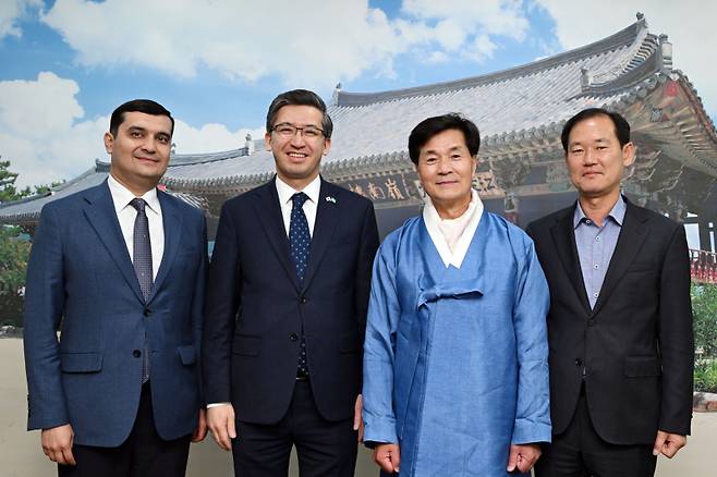알리쉐르 아브두살로모프 주한 우즈베키스탄 대사(왼쪽 두 번째)와 안병구 밀양시장(왼쪽 세 번째)이 기념 촬영을 하고 있다.