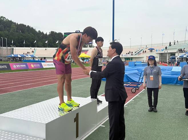 안병구 밀양시장이 제54회 전국종별육상경기선수권대회 남자대학부 100m 우승을 차지한 김정윤 선수를 시상하고 있다.