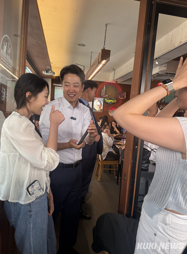 이준석 개혁신당 대선 후보가 25일 서울 종로구 서순라길에서 유권자들과 인사하고 있다. 송금종 기자&nbsp;