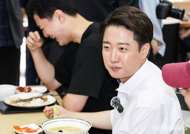 이준석 개혁신당 대선 후보가 지난 22일 인천 미추홀구 인하대학교 학생식당에서 학생들과 식사하며 대화를 나누고 있다. 유희태 기자