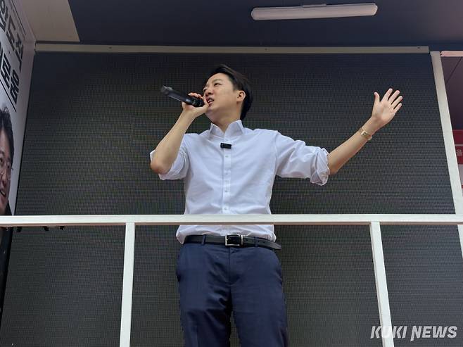 이준석 개혁신당 대선 후보가 25일 오후 서울 종로구 서순라길에서 유세하고 있다. 송금종 기자&nbsp;