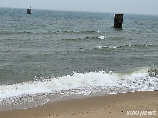 일본 야마구치현 우베시 앞바다에 조세이탄광의 배기·배수시설이던 콘크리트 구조물 '피야'가 물 위로 솟아 있다. 사진=강연만 기자
