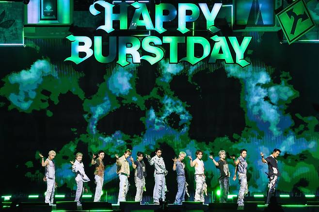 그룹 세븐틴 데뷔 10주년 기념 이벤트 ‘비-데이 파티 : 버스트 스테이지’ 무대. 플레디스엔터테인먼트 제공