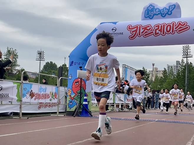 ‘기부 마라톤 2025 라이트업! 키즈레이스’ 참가자가 24일 서울 강남구 대치유수지체육공원에서 달리고 있다.