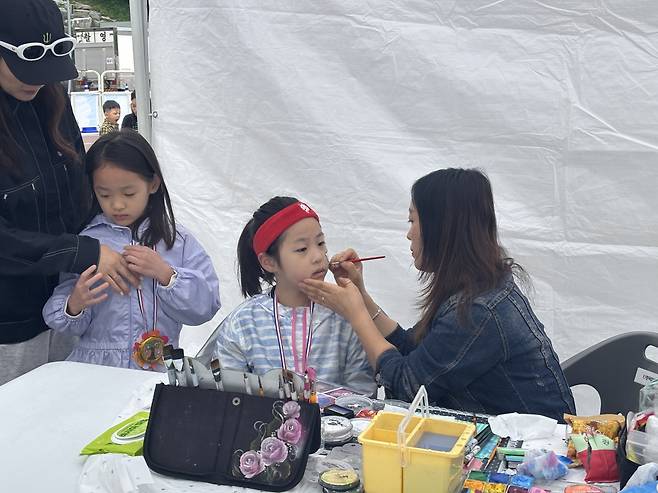 ‘기부 마라톤 2025 라이트업! 키즈레이스’ 참가자가 24일 서울 강남구 대치유수지체육공원에서 페이스페인팅을 받고 있다.