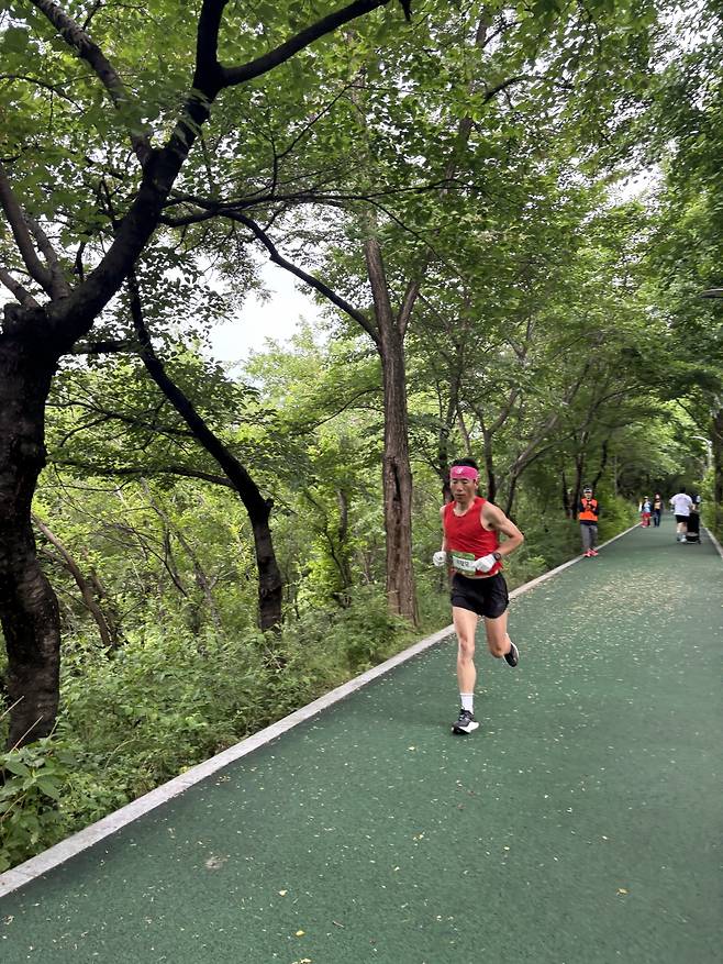트레일러너 이형모 선수가 24일 서울 강남구 대치유수지체육공원에서 달리고 있다.
