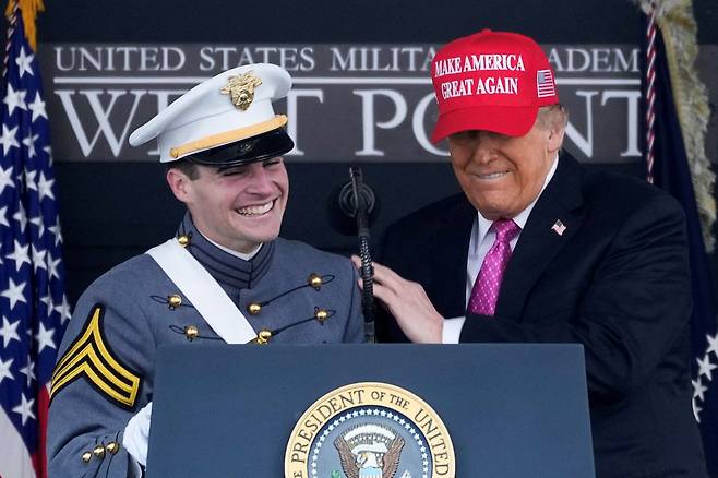 도널드 트럼프 미국 대통령이 24일(현지시간) 웨스트포인트 육군사관학교에서 열린 졸업식에서 한 생도의 어깨를 두드리고 있다. 연합뉴스