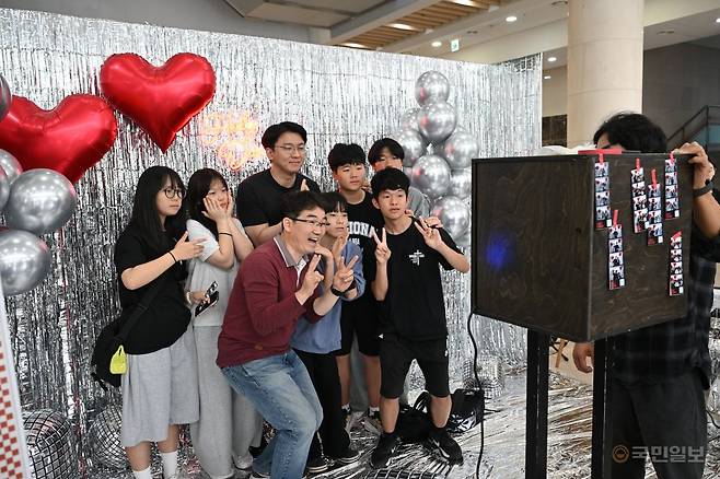 갓플렉스 참석자들이 집회 현장 1층에 마련된 팝업 스토어에서 즐거운 시간을 보내고 있다. 안산=신석현 포토그래퍼