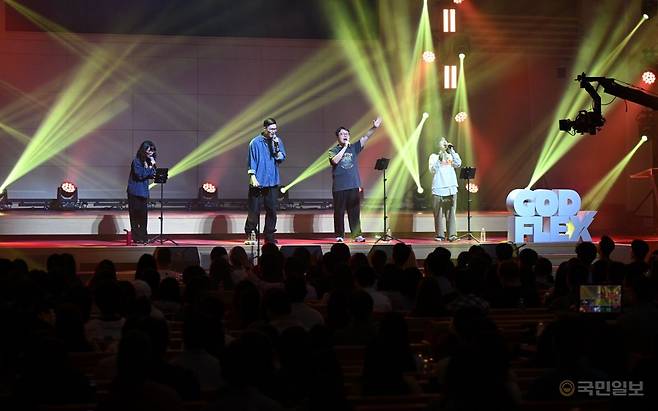 잔치공동체가 24일 안산제일교회(허요환 목사)에서 열린 갓플렉스(God Flex) 집회에서 찬양하고 있다.