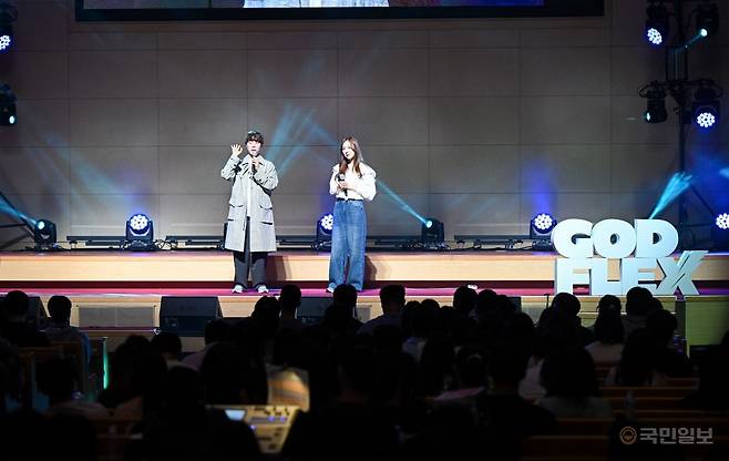 뮤지컬 배우 황바울, 가수 간미연 부부가 24일 안산제일교회(허요환 목사)에서 열린 갓플렉스(God Flex) 집회에서 메시지를 전하고 있다.