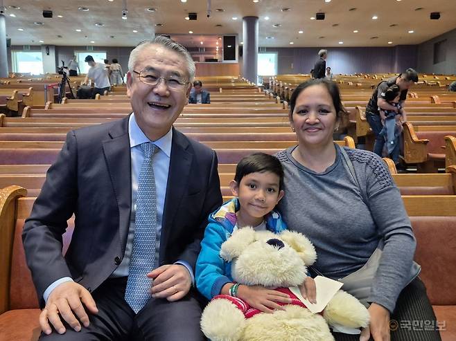 써디 체스터 페랄타(가운데)군이 25일 서울 주님의교회에서 예배를 드린 뒤 엄마 차리자 페랄타, 김화수 목사와 사진을 찍고 있다.