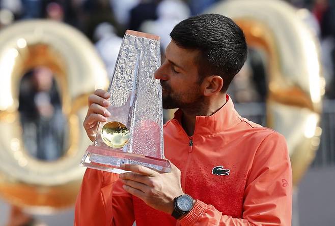 조코비치가 25일(한국시간) 스위스 제네바에서 열린 남자프로테니스(ATP) 투어 제네바오픈 남자 단식 결승에서 폴란드의 후베르트 후르카치를 꺾고 통산 100승을 달성한 후 트로피에 입맞추고 있다. 로이터연합뉴스