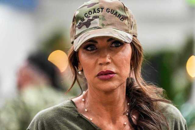 24일(현지시간) 바레인 수도 마나마의 해군기지를 방문한 크리스티 놈 미국 국토안보장관. 놈 장관은 하버드대에 내렸던 유학생 등록 금지 조치를 다른 대학에도 확대할 수 있다고 밝혔다. AFP연합뉴스