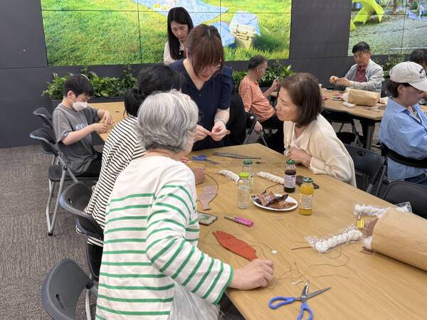 지난 21일 오후 방문한 고양 킨텍스. 고양창릉지구 LH 주택전시관(킨텍스 6A홀)에서 진행된 ‘쓰임:잇다’ 업사이클 체험 활동에서 참가자들이 프로그램에 참여하고 있다. 이지민기자