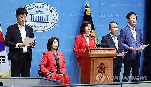 국민의힘 김문수 대통령후보 직속 사법독립수호·독재저지 투쟁위원회 위원장인 나경원 의원과 유상범, 최보윤 의원 등이 25일 서울 여의도 국회 소통관에서 "민주당 사법장악 만행 및 전국법관대표회의" 관련 기자회견을 하고 있다. 연합뉴스