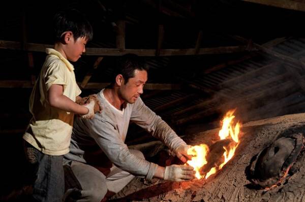 희건씨(왼쪽)가 8살이던 지난 2010년 아버지(오른쪽)이자 김용호 현 경기도무형유산 옹기장 보유자와 옹기 제작을 하고 있는 모습. 본인 제공
