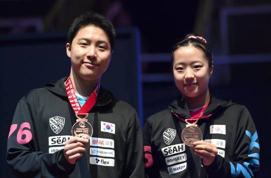 세계탁구선수권 혼합복식 동메달을 목에 건 신유빈(오른쪽)과 임종훈. 사진[연합뉴스]
