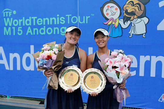 여자 대회 복식 우승 이은혜(왼쪽)와 백다연. 사진[연합뉴스]