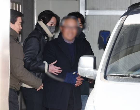 서울서부지법에서 벌어진 폭력 집단난동 사태에 가담한 사랑제일교회 특임전도사 윤모씨가 5일 오후 서부지법에서 열리는 구속 전 피의자 심문(영장실질심사) 출석을 위해 서울 마포경찰서를 나서고 있다. 2025.2.5 / 사진=연합뉴스