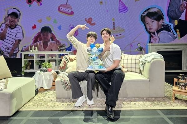 지난 24일 서울 예림당 아트홀에서 배우 공명의 팬미팅 ‘May I GONGMYOUNG?’이 개최됐다. 존박의 ‘이게 아닌데’를 열창하며 등장한 공명은 영화 ‘극한직업’을 시작으로 최근 출연작 ‘내가 죽기 일주일 전’, ‘금주를 부탁해’ 등 필모그래피를 짚어보면서 팬들과 추억을 나눴다. 또 NCT U의 ‘Make A Wish (Birthday Song)’, NCT 127의 ‘삐그덕 (Walk)’, NCT 도재정의 ‘Perfume’ 춤을 잇달아 선보이며 분위기를 달궜다.