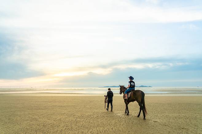 휘게팜 고창해변승마클럽에서 운영 중인 명사십리 해변 승마 체험 / 사진=한국관광공사