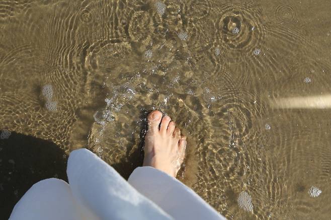 태안 기지포해수욕장 맨발 걷기 / 사진=한국관광공사